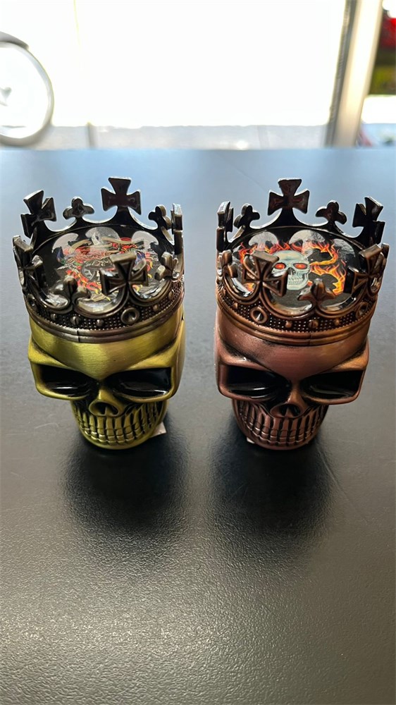 DIXAVADOR DE METAL GRANDE CAVEIRA KING 3 PARTES-449476122 68d81b11ed3c2dc75bcfadaf 562x1000.jpeg